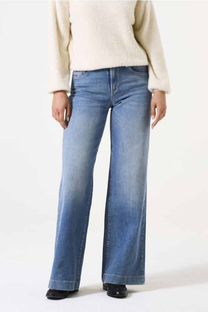 CELIA WIDE FIT 249 2797 MEDIUM USED